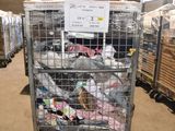 une cage métallique remplie d'une multitude d'objets, située à l'intérieur d'un entrepôt