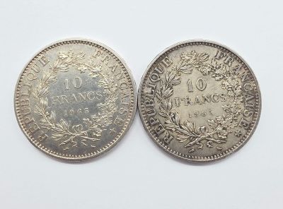 deux pièces d'argent, dont l'une est ornée d'une couronne et l'autre représente une couronne