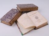 plusieurs vieux livres sont empilés sur une table