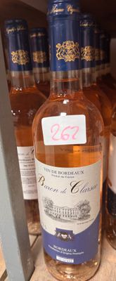 plusieurs bouteilles de vin sont posées sur une étagère dans un magasin