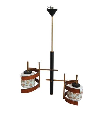 une image représentant un lustre à quatre lumières et un pied en bois