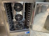 un four en acier inoxydable équipé d'un ventilateur à l'intérieur