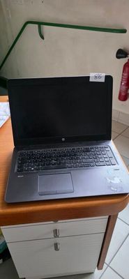 un ordinateur portable posé sur une table