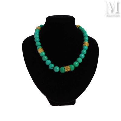 gros plan d'un collier sur un présentoir pour mannequin