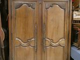 une armoire en bois surmontée de deux portes