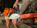 une femme qui tient une tronçonneuse à la main
