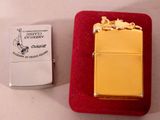 un briquet posé à côté d'un autre briquet