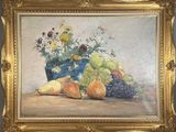 tableau représentant des fruits et des fleurs dans un vase bleu posé sur une table