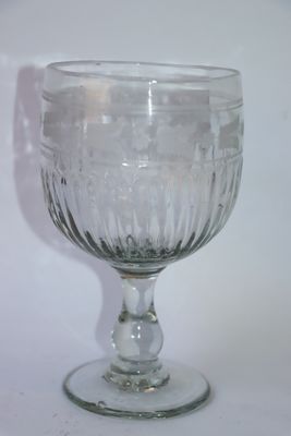 une tasse en verre posée sur une table