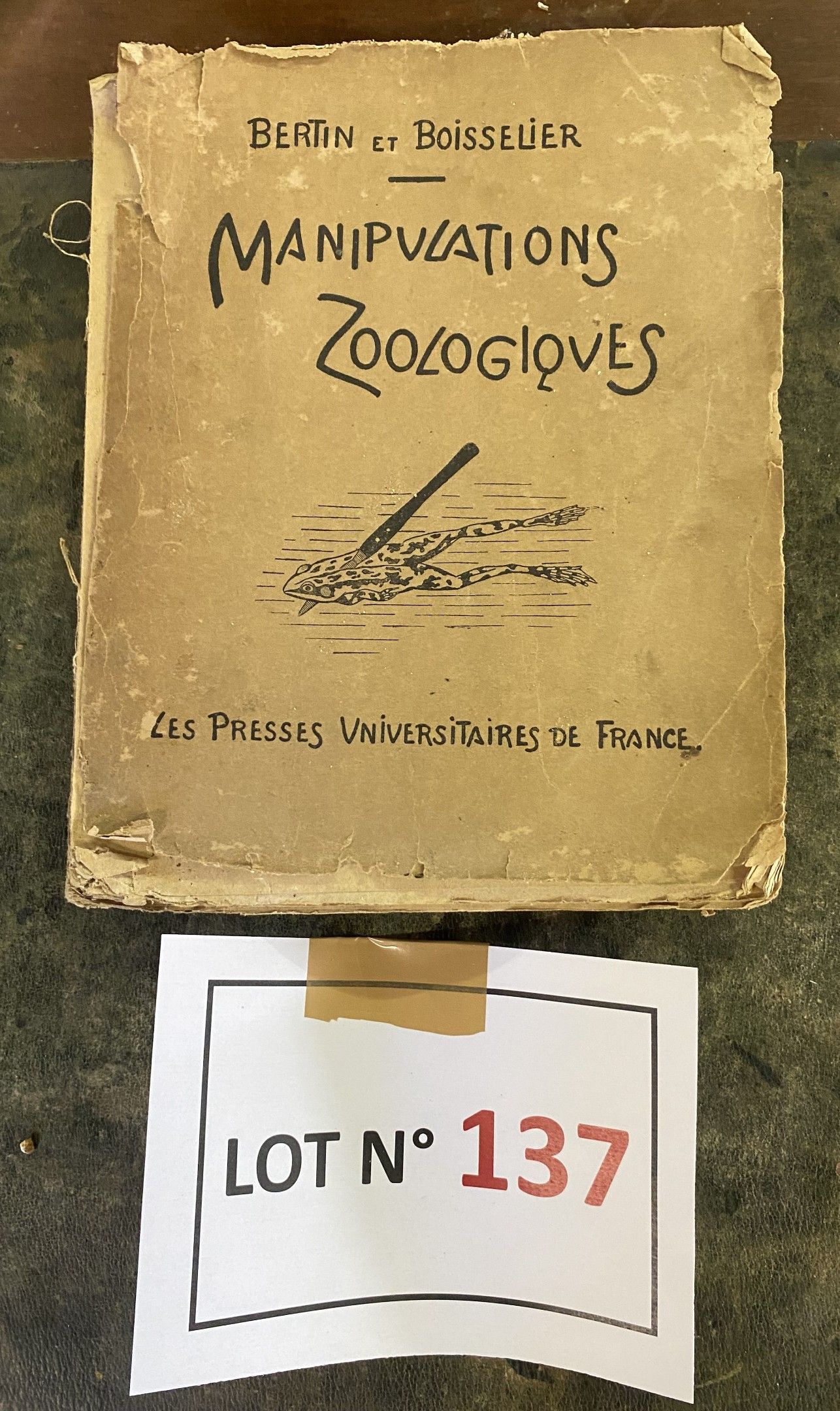 Livre vétérinaire broché de 1926, dédicacé par l’un des auteurs « Amélie Boisselier » et en l’état grenier. Illustré ...