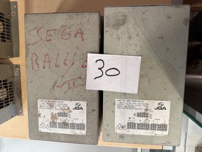 deux boîtes empilées l'une sur l'autre