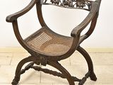 une chaise en bois posée sur un sol carrelé