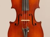 un vieux violon dont l'archet pend au niveau du manche