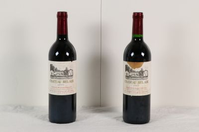 deux bouteilles de vin posées l'une à côté de l'autre sur une table