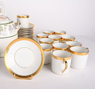 plusieurs tasses et soucoupes et une théière sur la table