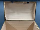une valise ouverte posée sur une table en bois