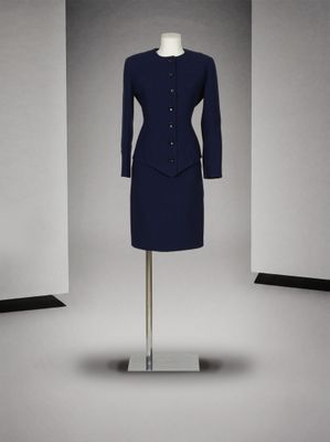 une image d'une robe sur un mannequin