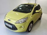 Une Ford Karryn jaune garée dans une pièce blanche au sol blanc