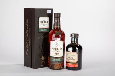 deux bouteilles de whisky et une boîte de spiritueux sur fond blanc