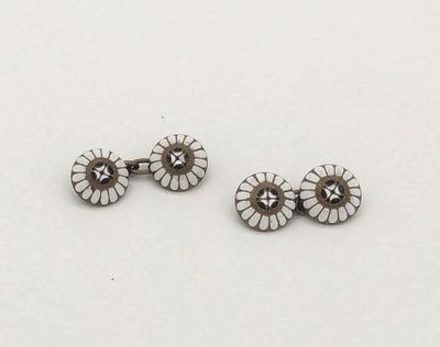 deux paires de boucles d'oreilles en argent posées sur une surface blanche