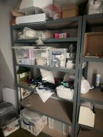 Cinq étagères cornières, plateaux bois avec contenu ( sauf c… (photo 3)