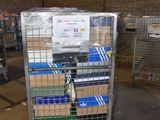 un chariot rempli de cartons dans un entrepôt, sur lequel est accrochée une pancarte