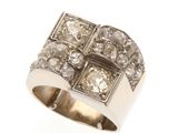 gros plan d'une bague en diamant sur fond blanc