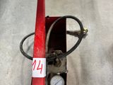 une machine rouge posée sur le sol