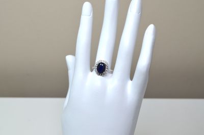 Une bague en argent sertie d'un saphir facetté ovale d'un po…