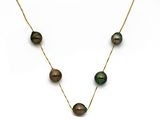 un gros plan d'un collier orné de perles noires sur fond blanc