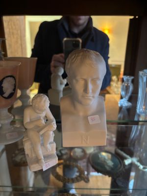 Ensemble en biscuit de porcelaine comprenant un buste de l'Empereur Na