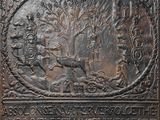 une image représentant une plaque en bronze sur laquelle figurent un homme et un cheval