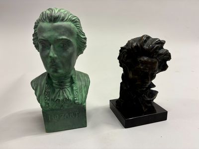 deux bustes en bronze représentant un homme et un buste représentant une femme