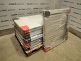 une pile de DVD posée sur une palette dans une pièce