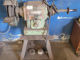 une machine posée sur un support dans une pièce
