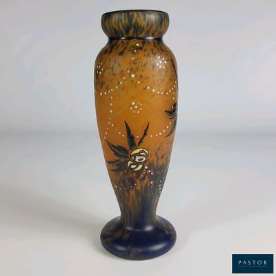 un vase orné d'un motif d'oiseau sur le côté