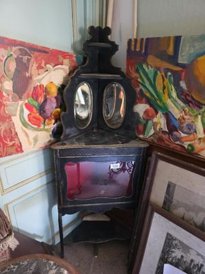 un poêle à l'ancienne dans un coin de la pièce