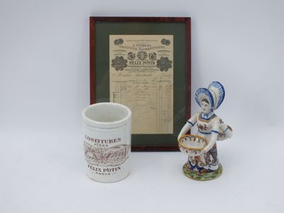 figurine en porcelaine représentant une femme tenant une raquette de tennis à côté d'une photo encadrée