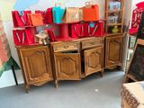 une pièce avec tout un tas de sacs sur les étagères