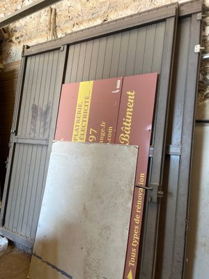 une pile de livres posée par terre devant une porte