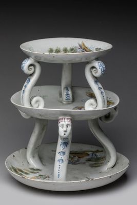 une assiette à trois étages ornée d'un motif représentant un oiseau