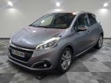 la voiture grise est garée dans le garage sur le sol en damier
