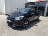 une voiture noire garée devant un bâtiment