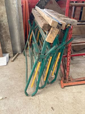 un tas de bois posé sur un support métallique dans un garage