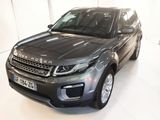 un Land Rover gris garé dans une pièce blanche