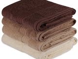 des serviettes empilées les unes sur les autres sur une surface blanche