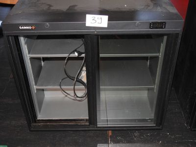 une photo d'un réfrigérateur à portes vitrées dans un magasin
