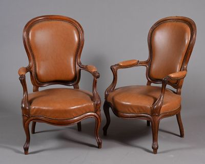 paire de fauteuils en cuir de style Louis II