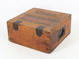 une petite boîte en bois sur laquelle est accrochée une pancarte