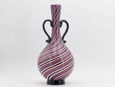 vase rayé violet et noir posé sur un socle noir, sur fond blanc